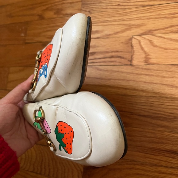 Gucci Cream Mules with Playful Strawberry Design - Picture 2 of 7